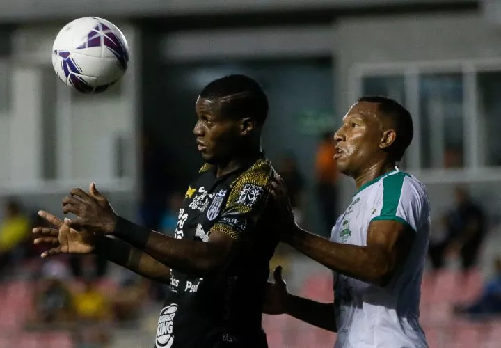 El atacante José Fajardo (izq.), del Independiente, es marcado por Luigui Mendoza, de Costa del Este. Foto:LPF