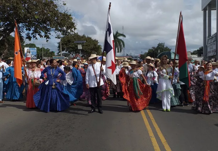 En David, grupos folclóricos de nueve países invitados se sumaron al desfile conmemorativo al grito del 10 de noviembre. José Vásquez