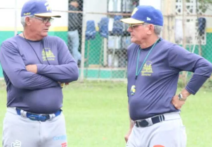 El timonel cubano Israel Delgado (der.) y su compatriota Anselmo Martínez, quien es el instructor de lanzadores. Foto: Cortesía