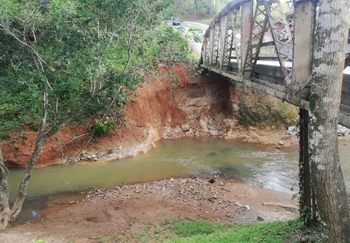 La fuerte corriente del río debido a las constantes lluvias caídas en el sector, han debilitado una base del paso vehicular. Eric A. Montenegro