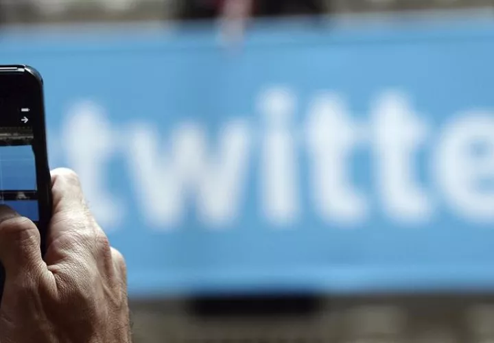 Un hombre fotografía el logo de Twitter en Nueva York (Estados Unidos). EFE