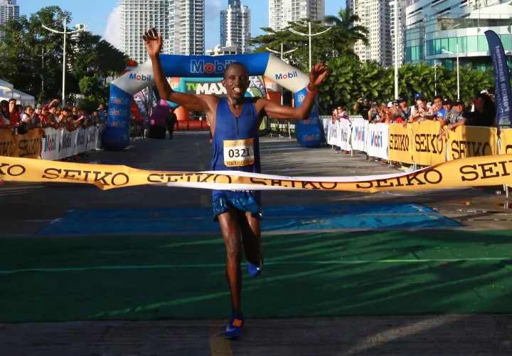 Robert Gititu al momento de llegar a la meta como ganador de la Maratón Ciudad de Panamá 2019. Foto: Anayansi Gamez