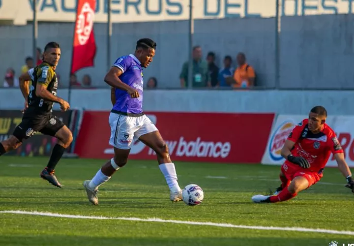 El taurino Jair Catuy hizo mucho daño a la defensa del Independiente. Foto:LPF