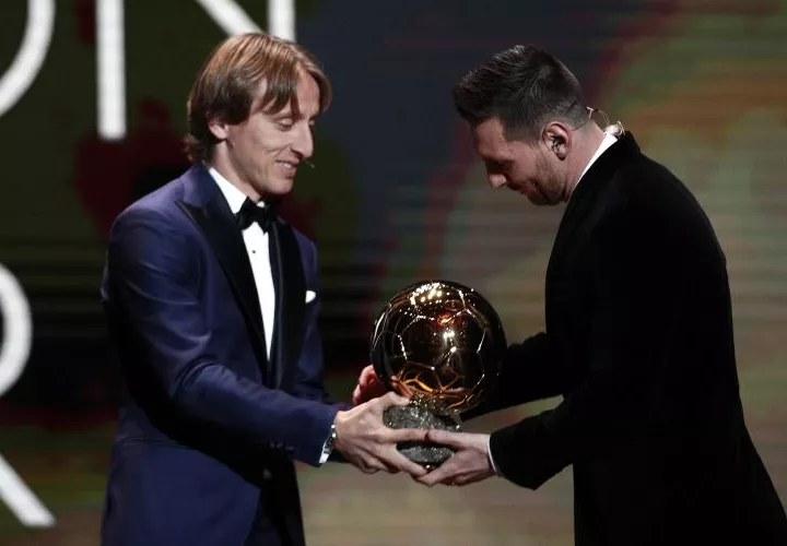 Luka Modric entregó el premio a Messi. Foto:EFE