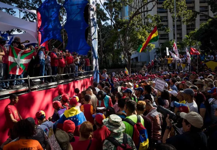 Simpatizantes del oficialismo se manifiestan este martes contra el Tratado Interamericano de Asistencia Recíproca (TIAR), en Caracas. EFE