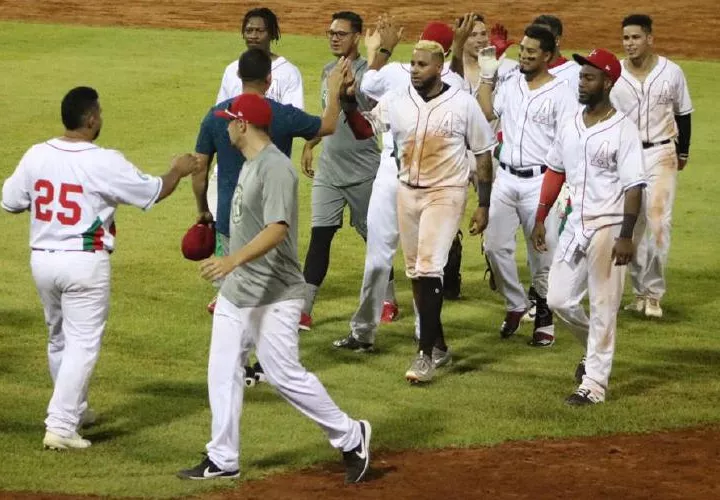 Jugadores de los Astronautas de Chiriquí festejan su triunfo en el terreno del estadio Kenny Serracín. Foto: Cortesía Probeis