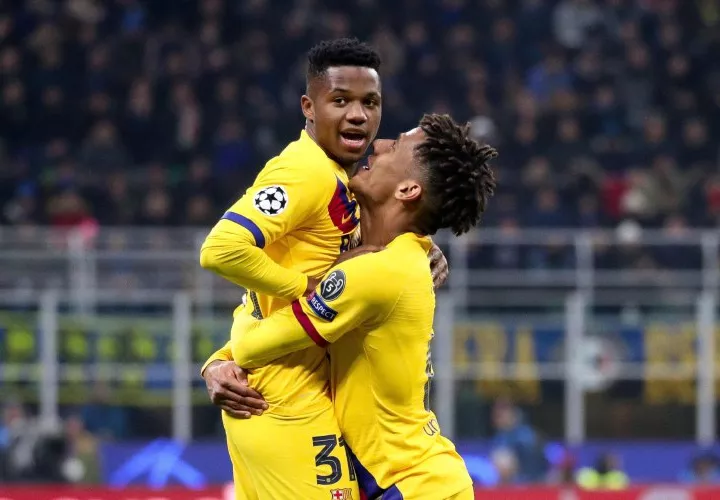 Ansu Fati (i) celebra con su compañero Jean-Clair Todibo. Foto:AP