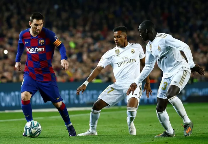 Rodrygo Goes (2d) y Ferland Mendy (d) del Real presionan a Messi. Foto: Lionel Messi