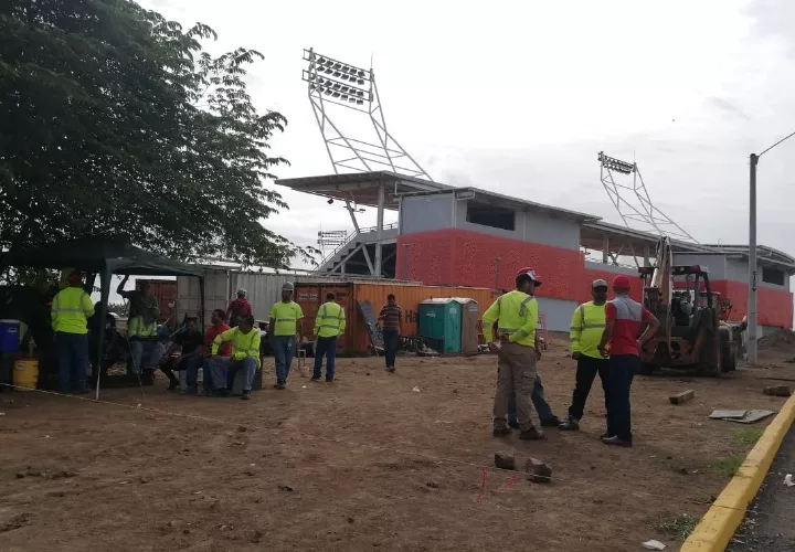 Los obreros aseguran que no permitirán el uso del estadio, a menos que les sean canceladas las prestaciones adeudadas.  Thays Domínguez