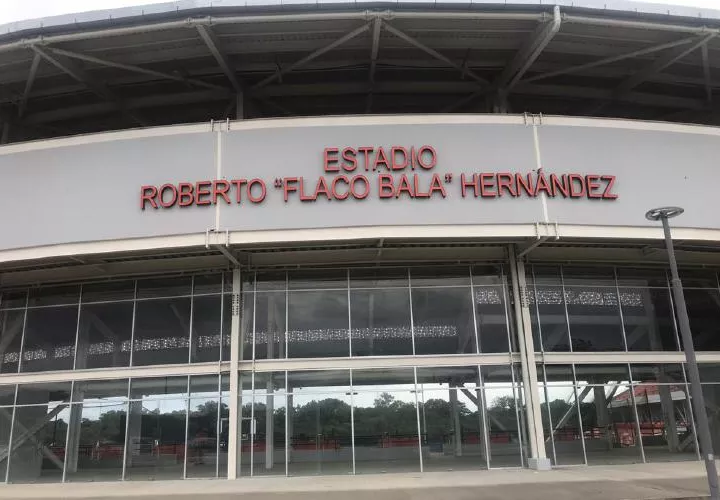 Fachada del nuevo estadio Roberto “Flaco Bala” Hernández e imagen (arriba) del imponente tablero electrónico y el campo de juego. Fotos: Cortesía