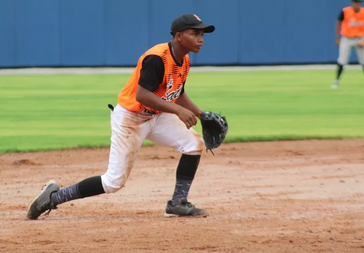 Yeison Austin se pone a tono con su zona en la esquina caliente.