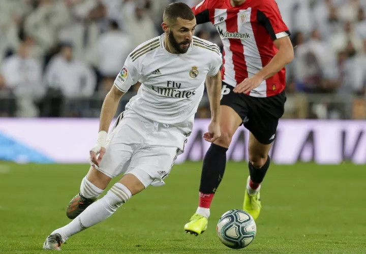 Karim Benzema (izq.) controla el balón. Foto: AP