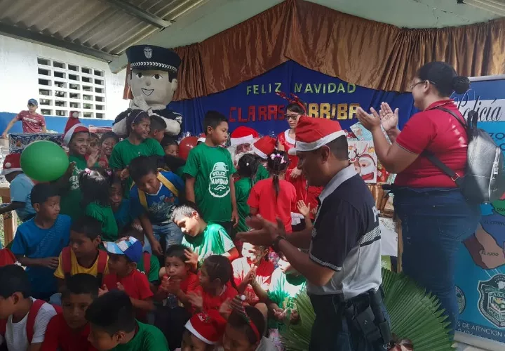 Unidades de la Décima Novena Zona Policial de Chame, dieron implementos deportivos y bicicletas a los niños sobresalientes. Eric A. Montenegro