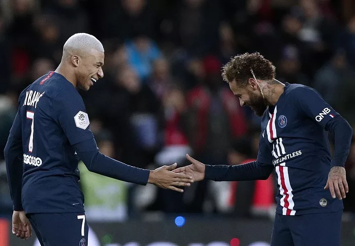 Mbappé (izq.) celebra junto a Neymar. Foto: EFE