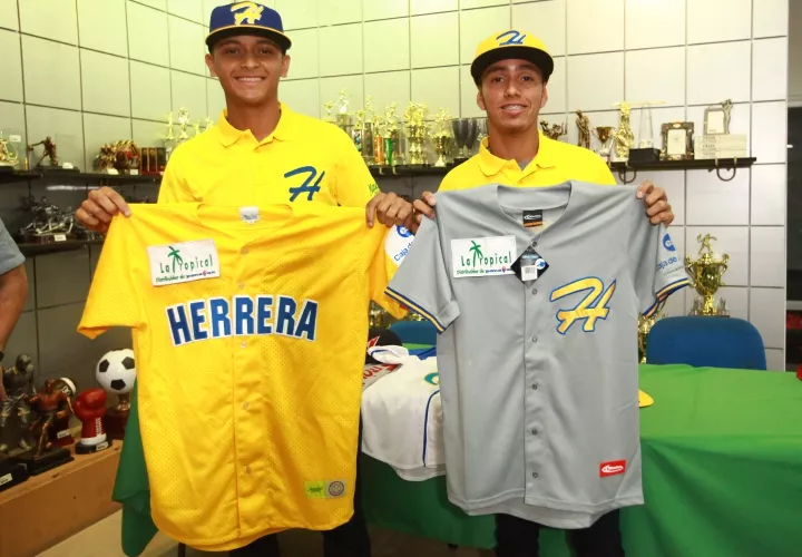 Juan Diego Alonso (izq.) y Miguel Pérez muestran los dos juegos de uniformes de los herreranos para el juvenil 2020. Fotos: Anayansi Gamez