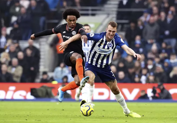 El brasileño Willian, del Chelsea, disputa el balón con Dan Burn, del Burnley. Foto:EFE