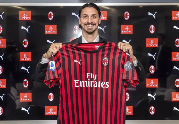 Zlatan Ibrahimovic posa con su nueva camiseta. Foto: AP