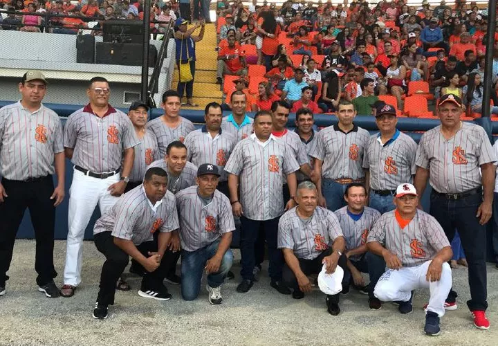 Los santeños se lucieron con el homenaje a la memoria de “Flaco Bala” Hernández. Foto:Cortesía
