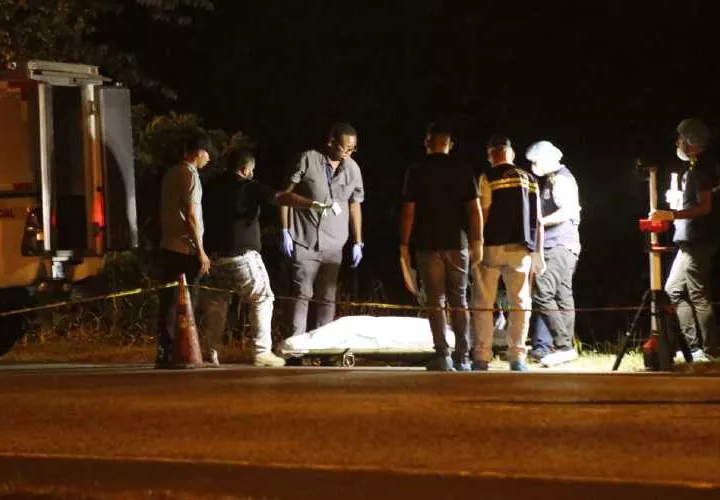Levantamiento del cadáver del taxista. Foto: Cortesía