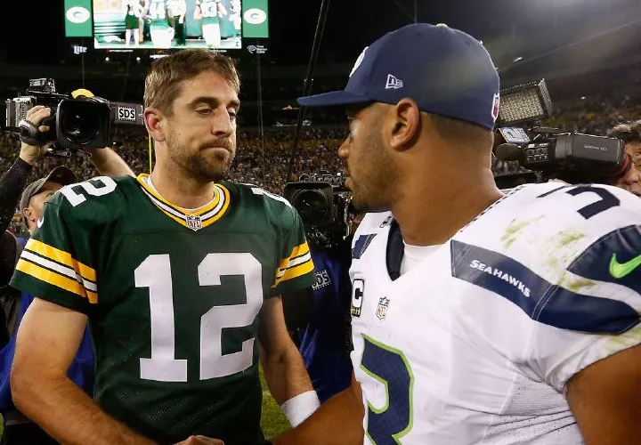 Aaron Rodgers (izq.) y Russell Wilson. Foto: AP