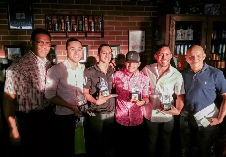 Triatlonistas reciben sus premios. Foto: Pandeportes