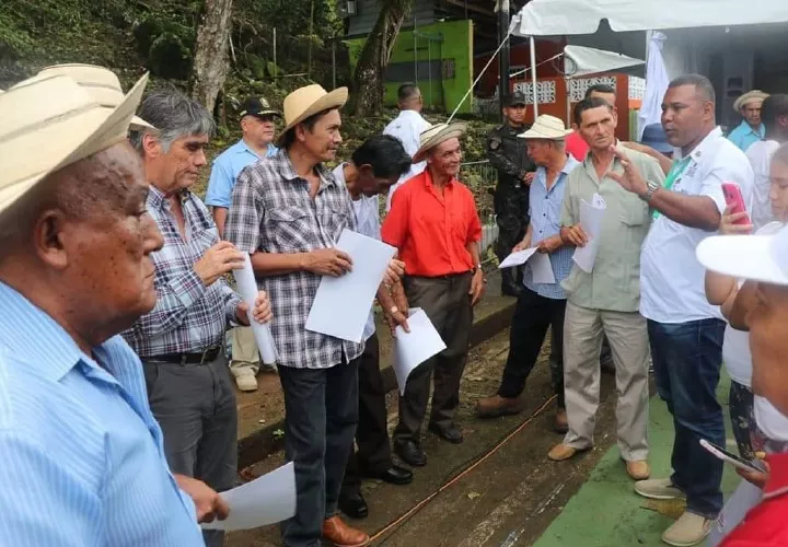 Unas 2 familias han ido a la municipalidad de Portobelo, alegando que son dueños de parte de la zona y piden desalojos.  Diómedes Sánchez S.