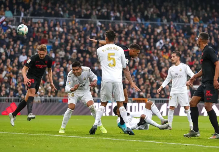 Casemiro remata de cabeza / EFE 