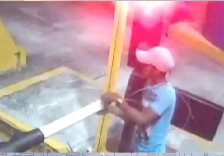 Una de las cámaras de ENA mostró cuando amarraba la barra de la caseta de peaje, a fin de impedirle el paso con la intención de atracar a una mujer. La víctima se percató a tiempo y pudo evitar el asalto.