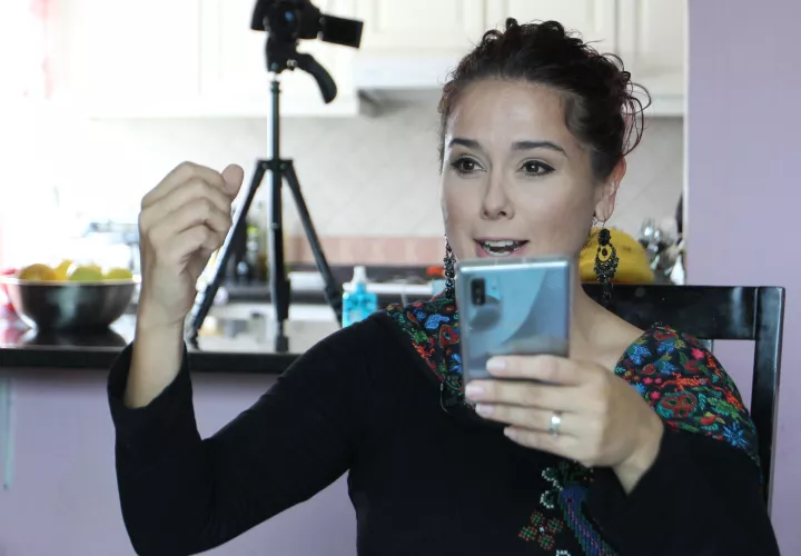 La alemana Youtuberin Ischtar Isik posa en la alfombra roja de la ceremonia de entrega del 'YouTube Goldene Kamera Digital Award 2019' en Berlín, Alemania. EFE