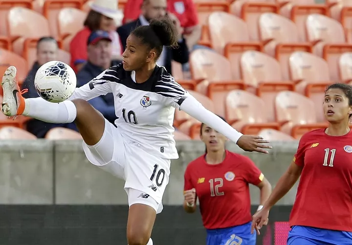 La panameña Aldrith Quintero (10) intenta dominar el balón ante la marca de las ticas Lixy y Raquel Rodríguez. Foto:AP