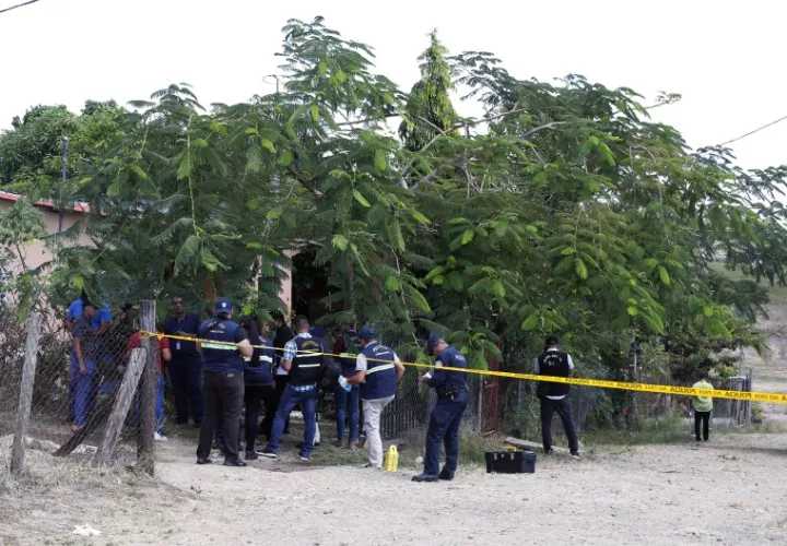 Ciminalistas recaban la evidencia en la esena del crimen. Foto: Edwards Santos