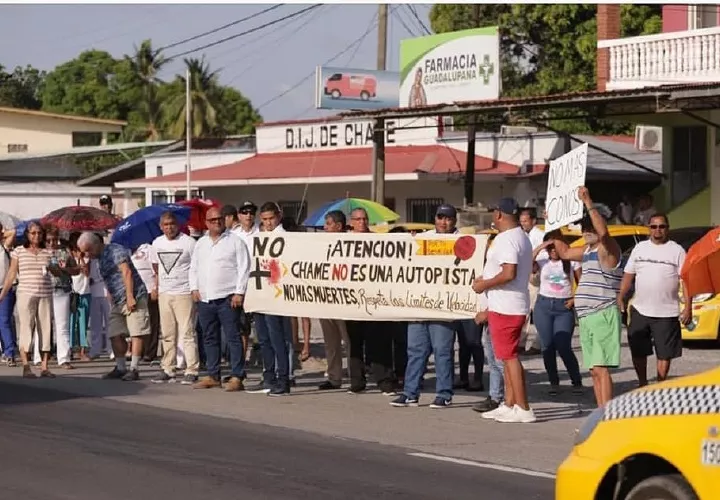 Residentes y transportistas de Capira, impidieron el viernes a las unidades de Operaciones del Tránsito, la colocación de conos. Eric A. Montenegro