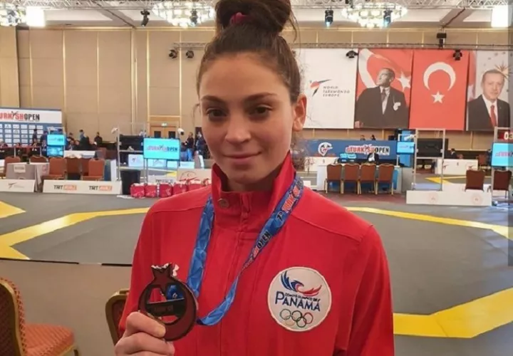 Carolena Carstens posa con su medalla. Foto: Twitter