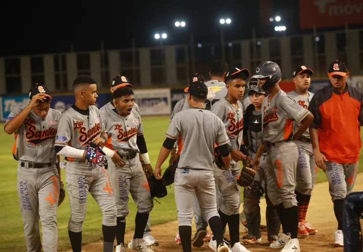 Los santeños ganaron el quinto juego 7 por 6 en un final dramático con un “out” en el plato, que fue retado con la repetición instantánea. Foto: Anayansi Gamez