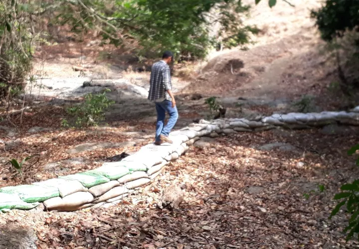 La falta de agua motivó a tomar decisiones para garantizar el suministro en la comunidad santeña de Llano de Piedras. Thays Domínguez