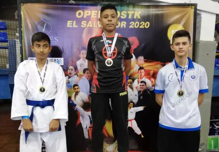 Marlon Rivera (centro) fue uno de los ganadores de una presea dorada por parte de la delegación panameña Foto: Cortesía