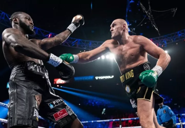 Tyson Fury (der.) venció de forma contundente al estadounidense deontay Wilder. Foto: AP