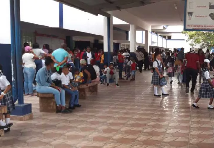 Varios colegios iniciaron con entusiasmo el año escolar, mientras que otros deberán esperar una semana más. FOTO/DIOMEDES SÁNCHEZ