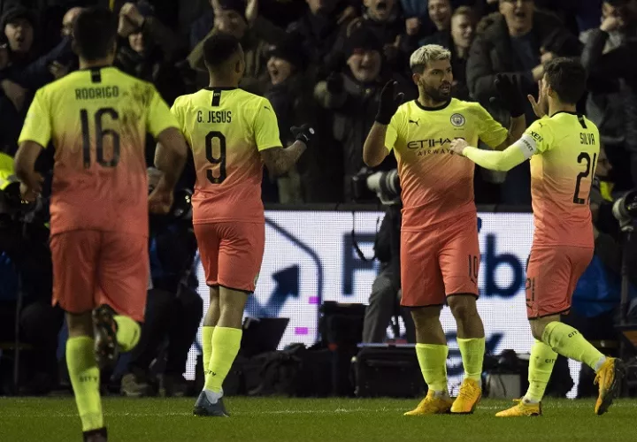 Sergio Aguero y sus compañeros celebran. Foto: EFE