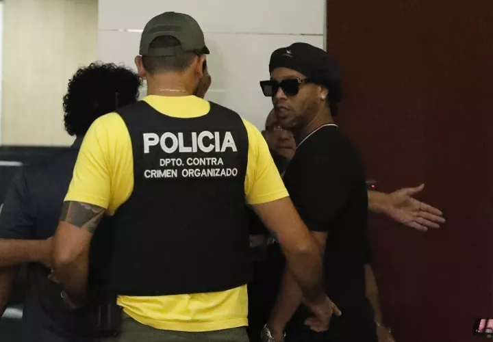 El exastro del fútbol llegó a Asunción el miércoles acompañado de su hermano. Foto: AP