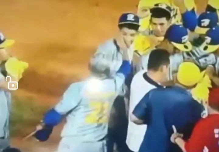 Momento en que Israel Delgado agrede al menor Jorge Calderón.