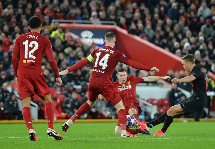 El fútbol no escapa del COVID-19. Foto:EFE