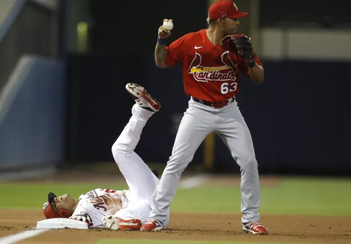 Edmundo Sosa en acción en uno de los partidos del entrenamiento primaveral de los Cardenales de San Luis. Foto: AP