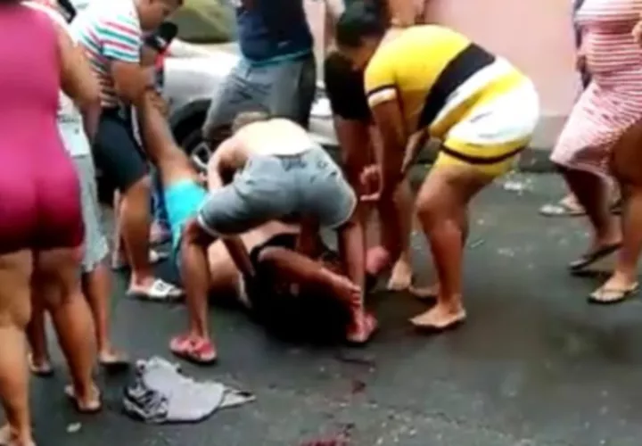 Momento en que cargaban al herido. Foto: Redes