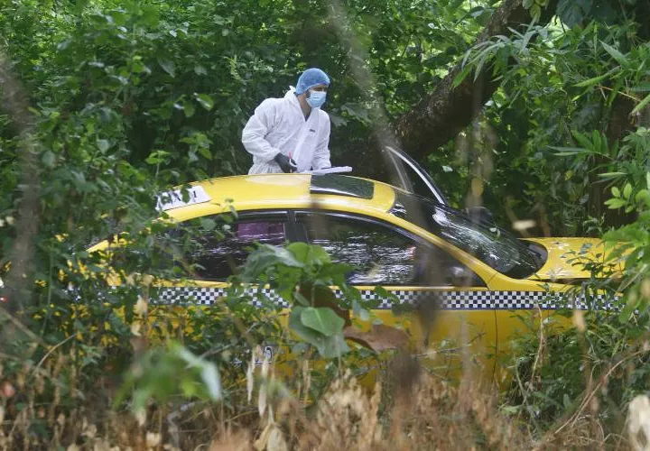 Personal del IMELCF realizando el levantamiento del cuerpo. Fotos:Edwards Santos