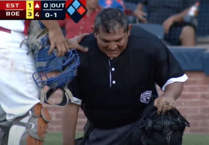 Momento en que el árbitro Héctor Rayo se desploma. 