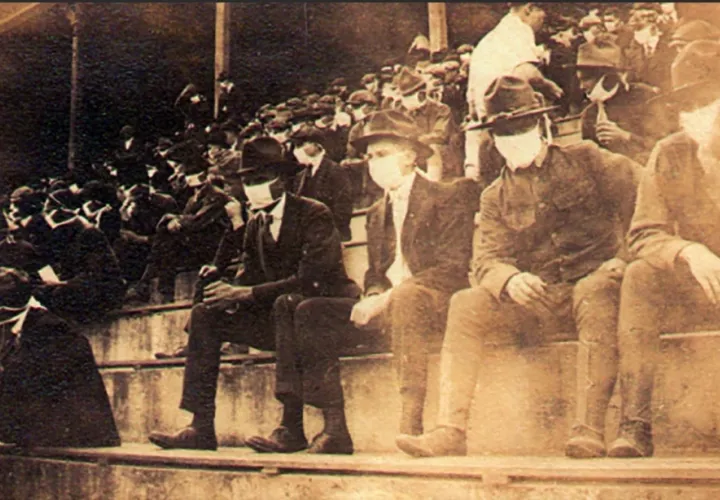 Público con mascarillas durante un partido entre equipos universitarios en 1918./ AP