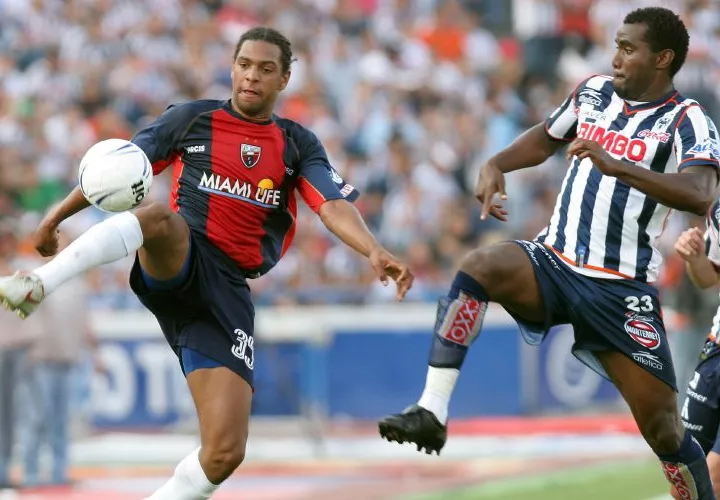 Roberto Nurse y Felipe Baloy, durante un duelo de la Liga MX en 2006./EFE