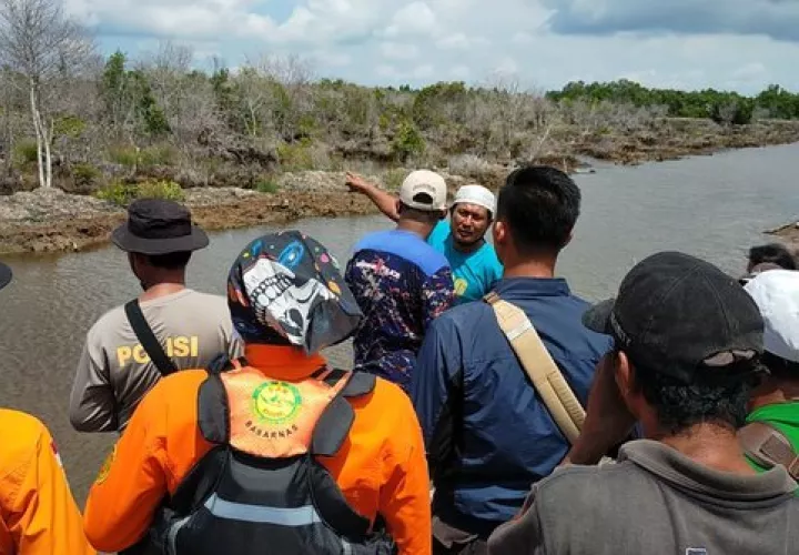 El oficial de captura de cocodrilos, Registro de Fátima © 2020 Foto de Basarnas Tarakan / Merdeka