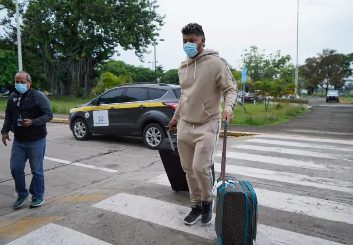 El lanzador Jaime Barría, de los Angelinos de Los Angeles, fue uno de los peloteros panameños que viajó hoy a Estados Unidos. Foto: Pandeportes 